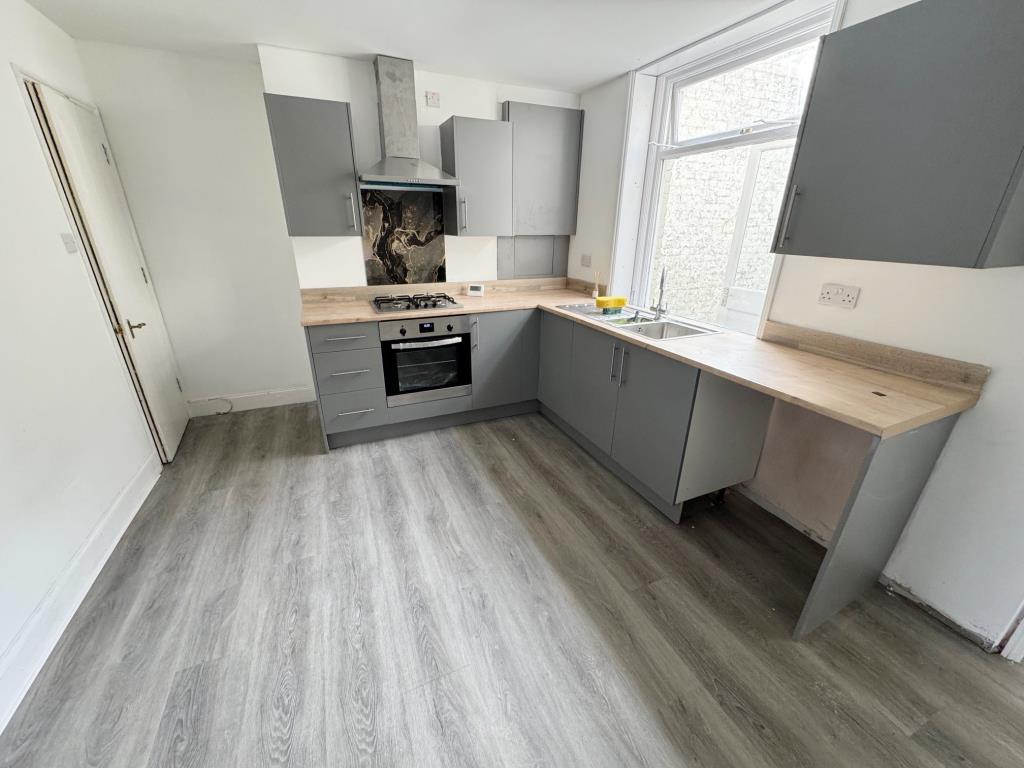 Lot: 91 - FOUR STOREY PROPERTY WITH POTENTIAL - Kitchen